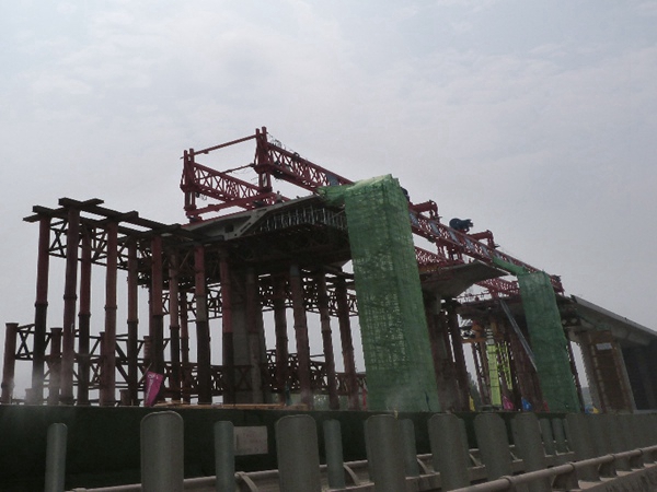 江苏苏州架桥机厂家 单主梁式架桥机纯电驱动与混合动力系统架构设计研究